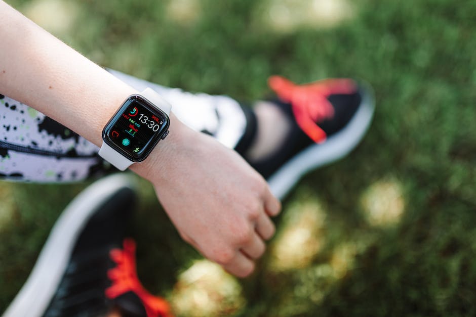 Smartwatch - intelligente Armbanduhr zur Kontrolle von Mobiltelefonen und der Gesundheit